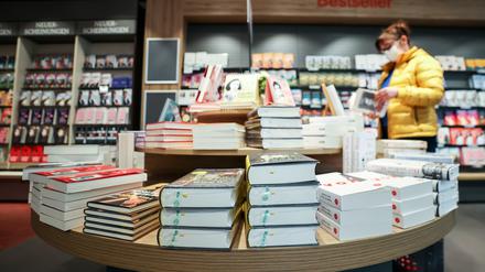 Futter für die Leserraten. Ein Büchertisch.