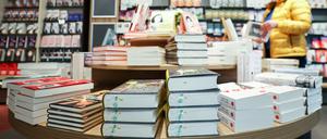 Futter für die Leserraten. Ein Büchertisch.