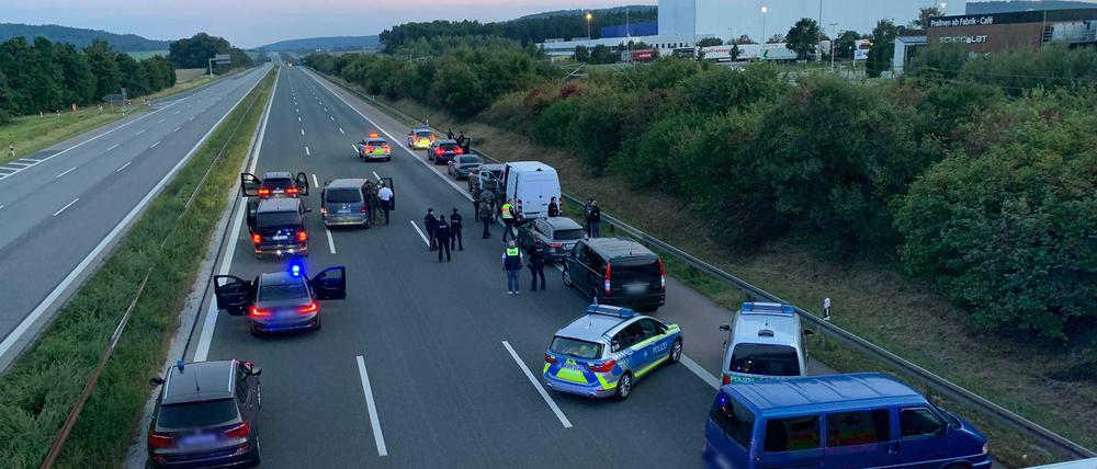 Die Polizei hatte die A9 in beide Fahrtrichtungen komplett gesperrt.