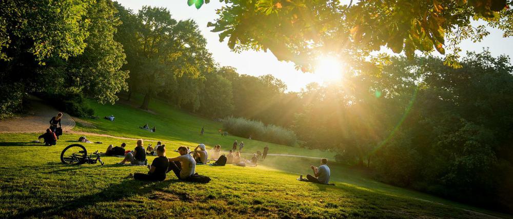 Spätsommer in Berlin: Passanten genießen im Volkspark Wilmersdorf die tiefstehende Abendsonne.