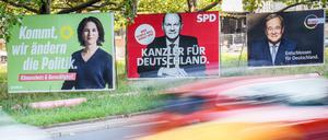 Köpfe und Slogans wirken: Großplakate in Berlin.