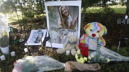 In North Port, Florida, wurden Blumen und Plüschtiere niedergelgt. Ebenso der Suchaufruf nach Gabby Petito.