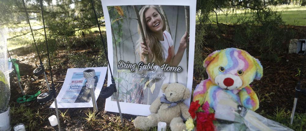 In North Port, Florida, wurden Blumen und Plüschtiere niedergelgt. Ebenso der Suchaufruf nach Gabby Petito.