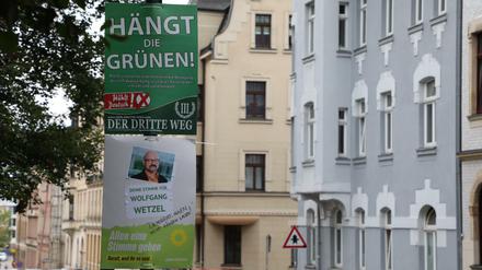 Anders als das Verwaltungsgericht Zwickau entschied das OVG Sachsen dass die Plakate mit dem Slogan "Hängt die Grünen" der rechtsextremen Splitterpartei "III. Weg" nicht hängen bleiben dürfen. 
