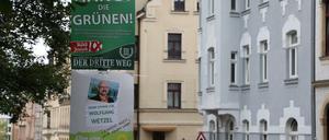 Anders als das Verwaltungsgericht Zwickau entschied das OVG Sachsen dass die Plakate mit dem Slogan "Hängt die Grünen" der rechtsextremen Splitterpartei "III. Weg" nicht hängen bleiben dürfen. 