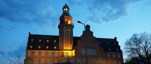 Rathaus Reinickendorf in der Abenddämmerung.