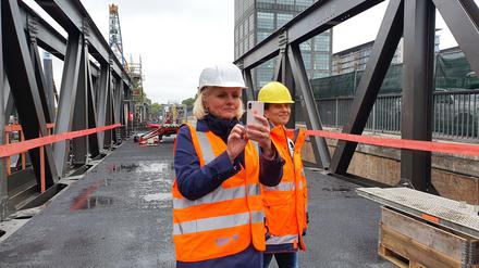 Verkehrssenatorin Regine Günther macht sich ihr eigenes Bild von der Elsenbrücke.