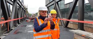 Verkehrssenatorin Regine Günther macht sich ihr eigenes Bild von der Elsenbrücke.