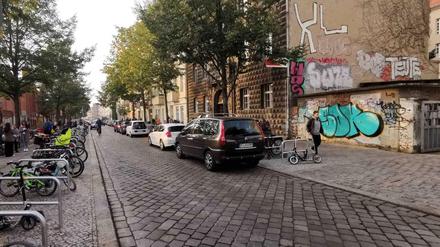 An dieser Stelle der Hausburgstraße ereignete sich der schwere Unfall, rechts die Grundschule.