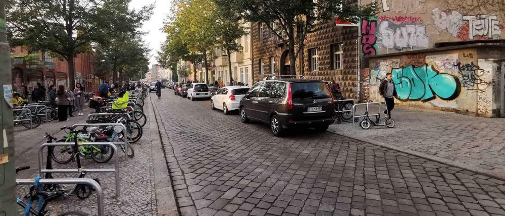 An dieser Stelle der Hausburgstraße ereignete sich der schwere Unfall, rechts die Grundschule.