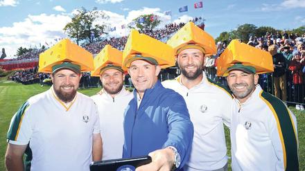 Ortsübliche Folklore. Europas Kapitän Padraig Harrington (Mitte) mit seinen Spielern Shane Lowry (l.), Tyrrell Hatton, Jon Rahm und Sergio Garcia in Wisconsin. 