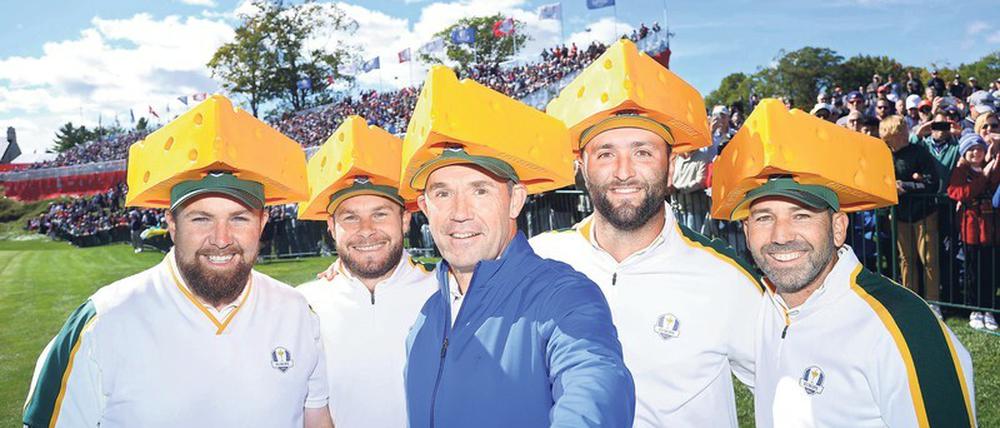 Ortsübliche Folklore. Europas Kapitän Padraig Harrington (Mitte) mit seinen Spielern Shane Lowry (l.), Tyrrell Hatton, Jon Rahm und Sergio Garcia in Wisconsin. 