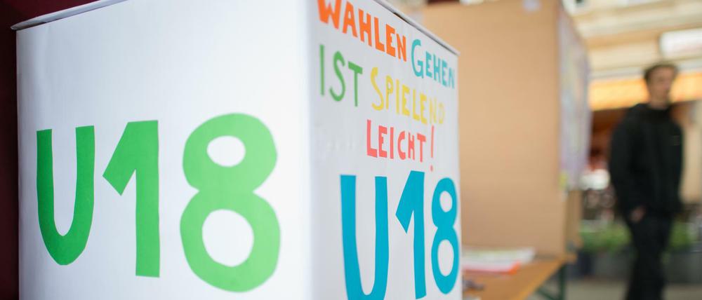 Bunt gemalte Wahlkabine zur Wahl der Unter-18-Jährigen.