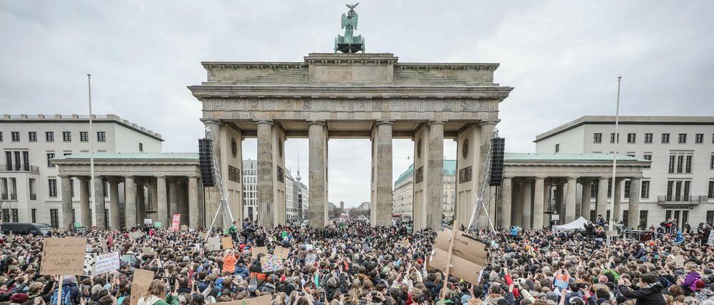 Etliche Demonstrationen finden am Wochenende in Berlins statt. Beim Klimastreik wird Greta Thunberg wird erwartet.