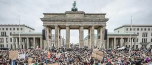 Etliche Demonstrationen finden am Wochenende in Berlins statt. Beim Klimastreik wird Greta Thunberg wird erwartet.