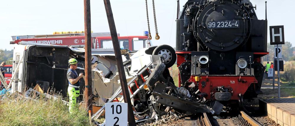 Das Wohnmobil wurde etwa 50 Meter mitgeschleift und in zwei Teile zerrissen.