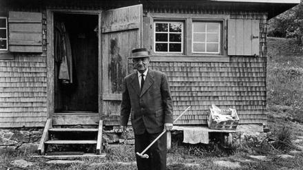 Denker an der frischen Luft. Martin Heidegger 1968 vor seiner Hütte in Todtnauberg im Hochschwarzwald.