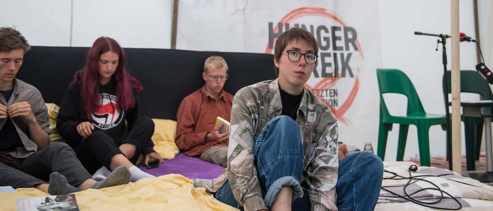 Sechs der sieben jungen Aktivisten, die in den Hungerstreik getreten waren, haben mittlerweile aus körperlichen und psychischen Grünen aufgegeben.