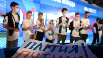 Ihren Sieg feierte die von Präsident Wladimir Putin unterstützte Partei bereits am Sonntagabend, als noch wenige Stimmen ausgezählt waren.