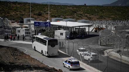 Erste Gruppen von Flüchtlingen und Migranten kommen am ersten von fünf neuen "geschlossenen" Migrantenlager auf der Insel Samos an.