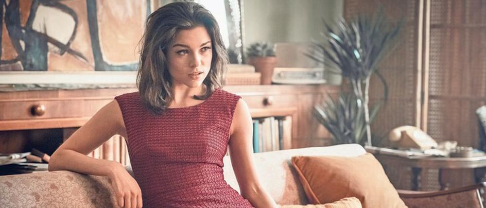 Verhängnisvolle Affären. Christine Keeler (Sophie Cookson) nicht nur im Blick des britischen Kriegsministers John Profumo, 1963 der zweitmächtigste Mann im Kabinett des konservativen Premiers Macmillan. 