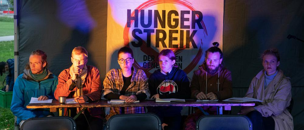 Die Klimaaktivisten berichten bei einem Pressegespräch über die Erfahrungen ihres beendeten mehrtägigen Hungerstreiks.