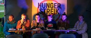 Die Klimaaktivisten berichten bei einem Pressegespräch über die Erfahrungen ihres beendeten mehrtägigen Hungerstreiks.