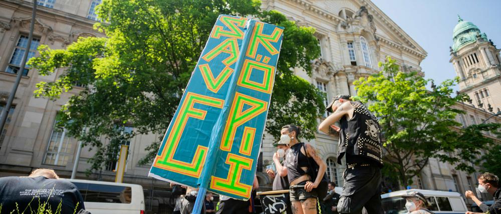 Unterstützter:innen des Wagenplatzes demonstrierten Anfang Juni vor dem Amtsgericht gegen das Räumungsurteil.
