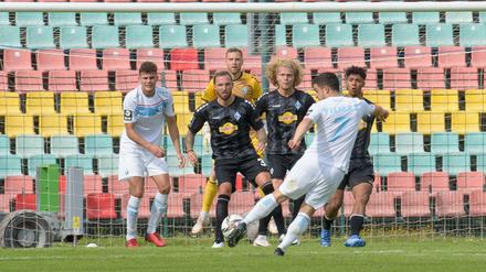 Gewohntes Bild. Erhan Yilmaz und Viktoria 89 spielen im Jahn-Sportpark oft vor weitgehend leeren Rängen.