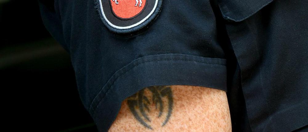Tätowierungen bei Polizisten sind seit Jahren ein Streitthema.
