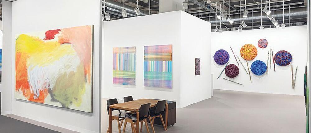 Blick in den Stand der Galerie Rosemarie Schwarzwälder mit Werken von Jongsuk Yoon, Bernard Frize und Sheila Hicks.