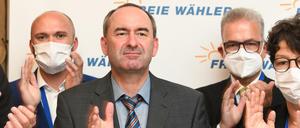 Hubert Aiwanger (M), und seine Parteifreunde applaudieren bei der Wahlparty der Freien Wähler. 