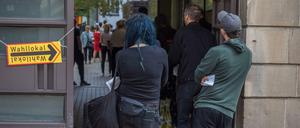 Schlange vor einem Wahllokal im Berliner Stadtteil Prenzlauer Berg. 