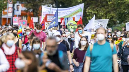 Zahllose Menschen demonstrierten am Freitag in Deutschland und auf der ganzen Welt für die Einhaltung der Pariser Klimaziele.