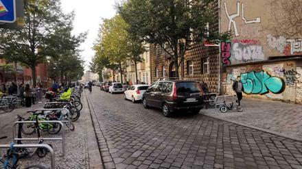 Vor der Hausburg-Grundschule in Friedrichshain (rechts) wurde am Mittwoch ein 3-jähriges Mädchen bei einem Unfall schwer verletzt.