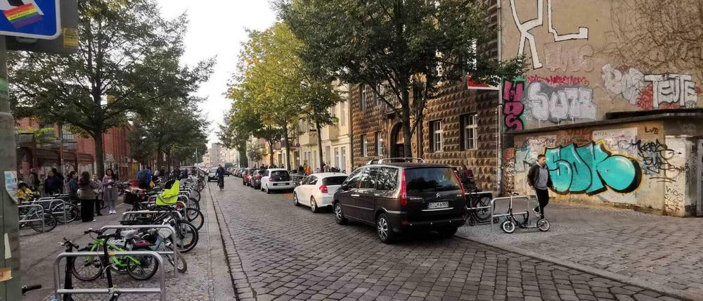 Vor der Hausburg-Grundschule in Friedrichshain (rechts) wurde am Mittwoch ein 3-jähriges Mädchen bei einem Unfall schwer verletzt.