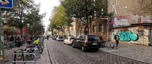 Vor der Hausburg-Grundschule in Friedrichshain (rechts) wurde am Mittwoch ein 3-jähriges Mädchen bei einem Unfall schwer verletzt.