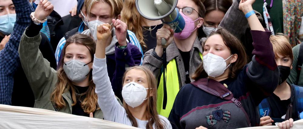 Greta Thunberg und Luisa Neubauer laufen in erster Reihe bei dem Klimastreik in Berlin mit.