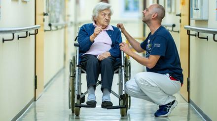 Pflege plus: Pandemiebedingte Mindereinnahmen der Pflegeeinrichtungen gehen zu Lasten der Pflegeversicherung. 