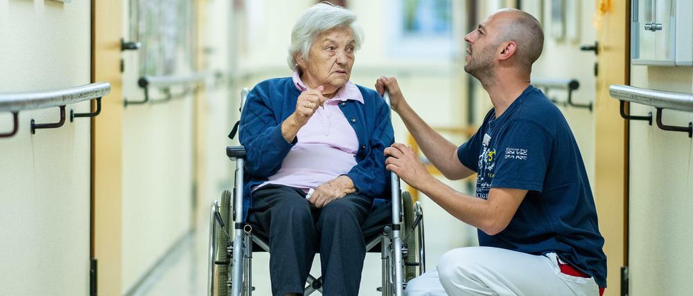 Pflege plus: Pandemiebedingte Mindereinnahmen der Pflegeeinrichtungen gehen zu Lasten der Pflegeversicherung. 