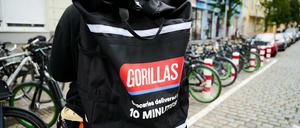Ein Rider des Lieferdienstes Gorillas vor einem Lager des Unternehmens in Berlin-Kreuzberg.