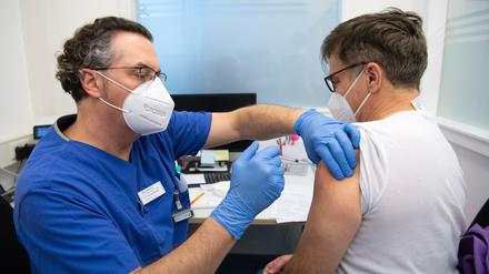 Ein Mann wird gegen das Coronavirus geimpft.