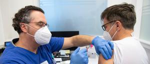 Ein Mann wird gegen das Coronavirus geimpft.