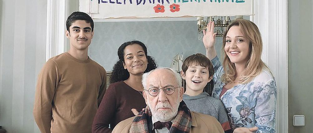 Gute Laune, schlechte Laune. Trixie Kuntze (Alwara Höfels, rechts) und ihre Kinder Murat (Julius Gabriel Göze, links), Afia (Latisha Kohrs, 2. v. l.) und Sean (Lior Kudrjawizki, 2. v. r.) können Olaf Hintz (Dieter Hallervorden) nicht wirklich aufheitern. Foto: ZDF