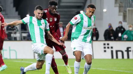 Beherzter Einsatz. Die Fürther (in den gestreiften Trikots) wehrten sich mit aller Macht gegen den großen FC Bayern.