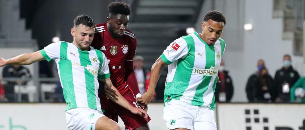 Beherzter Einsatz. Die Fürther (in den gestreiften Trikots) wehrten sich mit aller Macht gegen den großen FC Bayern.