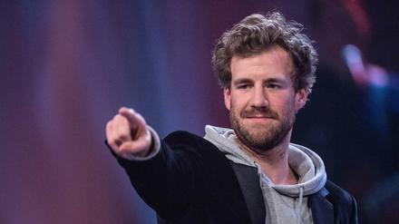 Gerade in der Kulisse versteckt: der Comedian Luke Mockridge.