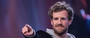 Gerade in der Kulisse versteckt: der Comedian Luke Mockridge.
