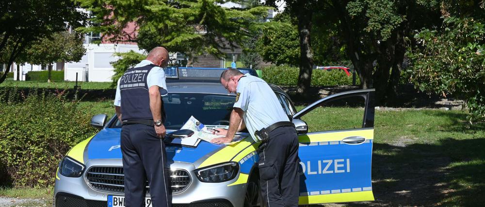Polizisten besprechen sich vor der Klinik am Weissenhof in Weinsberg.