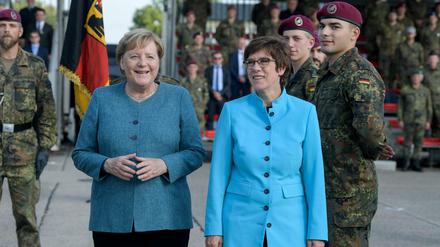 Bundeskanzlerin Merkel und Verteidigungsministerin Kramp-Karrenbauer beim Rückkehrappell.